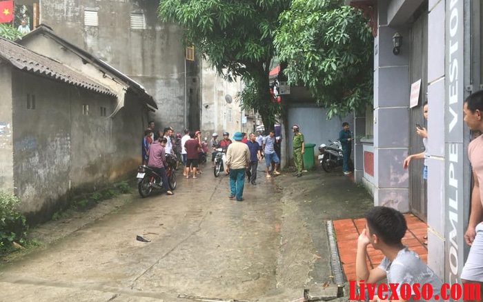 Khu vực nạn nhân bị chồng sát hại đang được cơ quan chức năng khám nghiệm