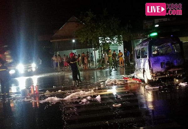 Ngọn lửa quá lớn khiến chiếc xe bị thiêu rụi gần như hoàn toàn