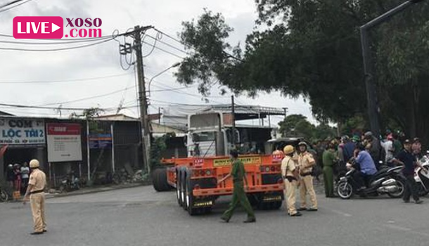 Hiện trường vụ tai nạn đang được công an khám nghiệm