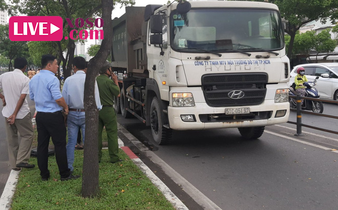 Chạy vào làn xe máy có biển cấm ô tô, xe chở rác cán chết người