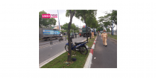 TP.HCM: Chạy vào làn xe máy có biển cấm ô tô, xe chở rác cán chết người