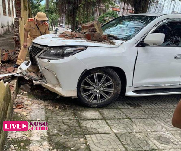 Tại hiện trường bức tường đổ sập, chiếc xe hư hại nặng phần đầu