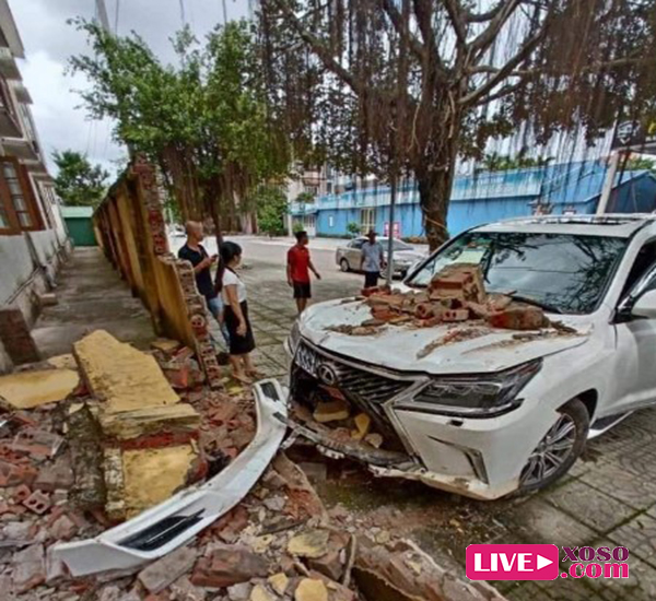 Xe Lexus LX mất lái đâm sập tường trường cấp 2 tại Quảng Ninh