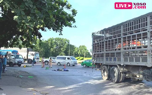 Đâm vào xe tải 2 người trên xe mô tô thiệt mạng