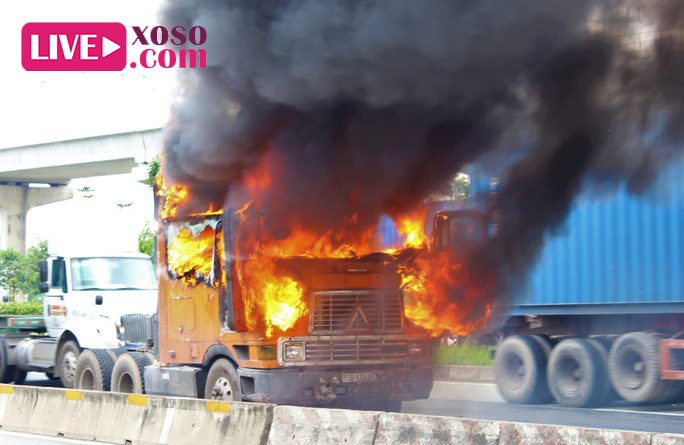 Xe container cháy ngùn ngụt trên xa lộ Hà Nội
