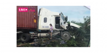 Hà Nội: Kinh hoàng xe container cày nát dải phân cách trên QL5